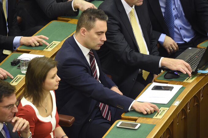 A Jobbik padsora: Gyöngyösi Márton, Dúró Dóra és Vona Gábor (Fotó: MTI)