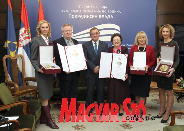 Nyilas Mihály tartományi titkár és a díjazottak: Jelena Selak, Ivan Bajić, Milena Gmijović, Vesna Bekić és Aleksandra Sekulić Nyilas Mihály tartományi titkár és a díjazottak: Jelena Selak, Ivan Bajić, Milena Gmijović, Vesna Bekić és Aleksandra Sekulić