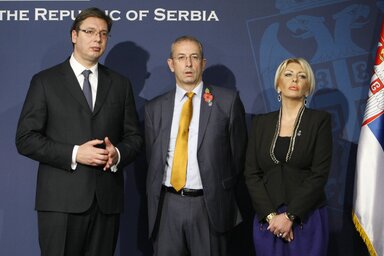 Aleksandar Vučić, Michael Davenport és Jadranka Joksimović EU-integrációs miniszter a tegnapi belgrádi sajtóértekezleten (Beta)