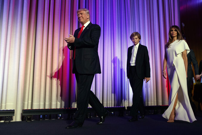 Győzelmi bevonulás: Donald Trump, felesége Melania és fiuk, Barron a szavazást követő New York-i gálán (Fotó: Beta/AP)