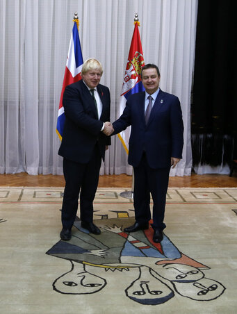 Boris Johnson és első belgrádi tárgyalópartnere, Ivica Dačić (Beta/AP)