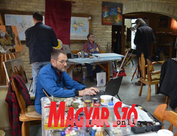 A művészek munka közben (Lakatos János felvétele) A művészek munka közben (Lakatos János felvétele)