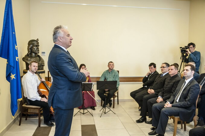 Semjén Zsolt beszédet mond, az első sorban ülnek a díjazottak: Szőke Domokos, Ráduly Róbert, Mezei János és Antal Árpád (Fotó: MTI)