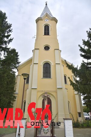 A szajáni templom eleje már megújult, az oldaláról hullik a vakolat A szajáni templom eleje már megújult, az oldaláról hullik a vakolat