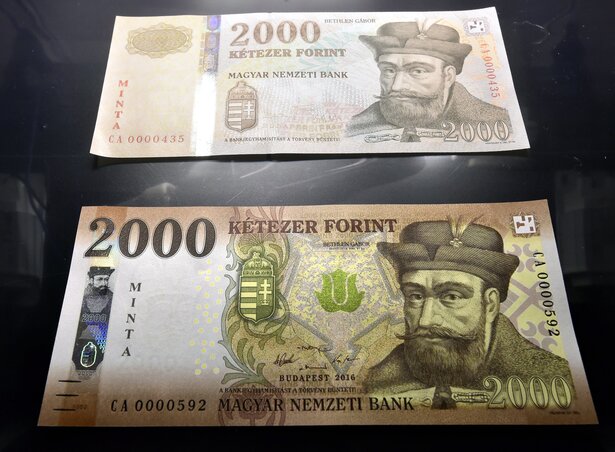 A régi és az új 2000 forintos (Fotó: MTI)