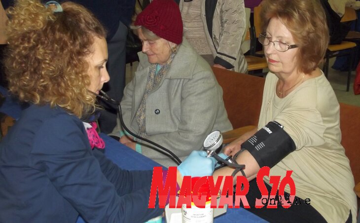 A szakemberek a rendszeres vizsgálatok fontosságára is igyekeztek felhívni az érdeklődők figyelmét (Máriás Endre felvétele) A szakemberek a rendszeres vizsgálatok fontosságára is igyekeztek felhívni az érdeklődők figyelmét (Máriás Endre felvétele)