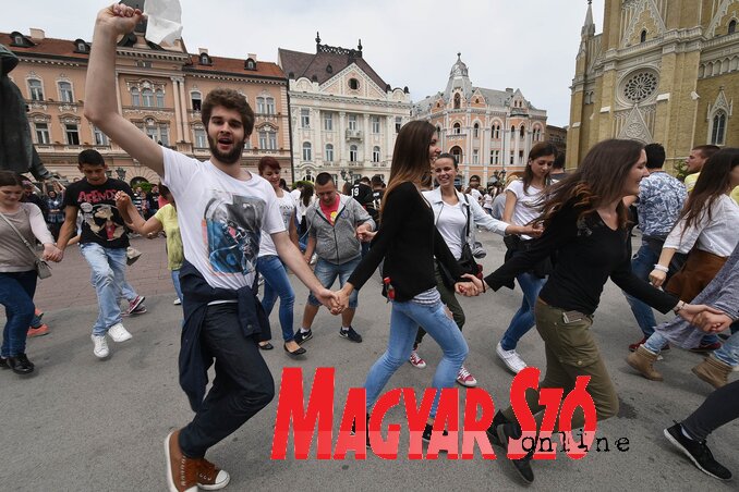Érettségizők tánca Újvidék főterén (Ótos András felvétele)