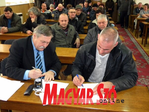 Tegnap Topolyán hatvan termelő írt alá vissza nem térítendő támogatási szerződést  (Benedek Miklós felvétele)