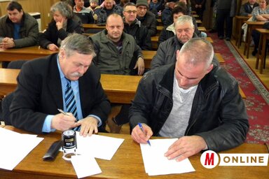 Tegnap Topolyán hatvan termelő írt alá vissza nem térítendő támogatási szerződést  (Benedek Miklós felvétele)
