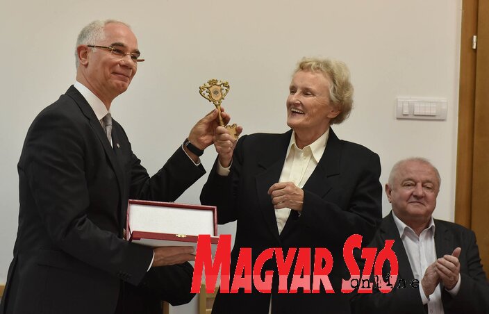 Balog Zoltán átadta a kollégium kulcsát Nagy Margit igazgatónőnek (Ótos András felvétele)