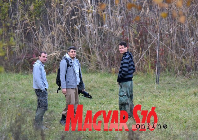 Hálóellenőrzésre indulnak a madarászok (Gergely József felvétele) Hálóellenőrzésre indulnak a madarászok (Gergely József felvétele)