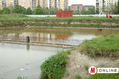A félig elkészült, két méter mély medence sok gondot okozott már az újtelepieknek, az összegyülemlett, iszapos víz miatt rengeteg a szúnyog a környéken (Ótos András felvétele)