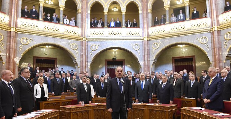 Sulyok Tamás esküt tesz (Fotó: MTI)