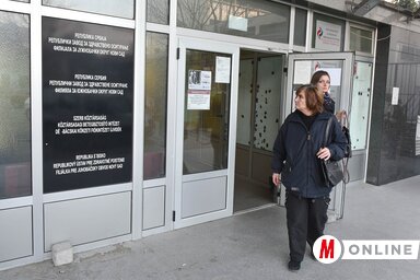 A nyugdíjasok Újvidéken 17 hivatalos helyiségben kérvényezhetik az új betegkönyvet az eUprava hírportál segítségével (Ótos András felvétele)