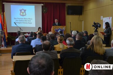 Szűgyi István köszönti a díszülés vendégeit (Lakatos János felvétele)