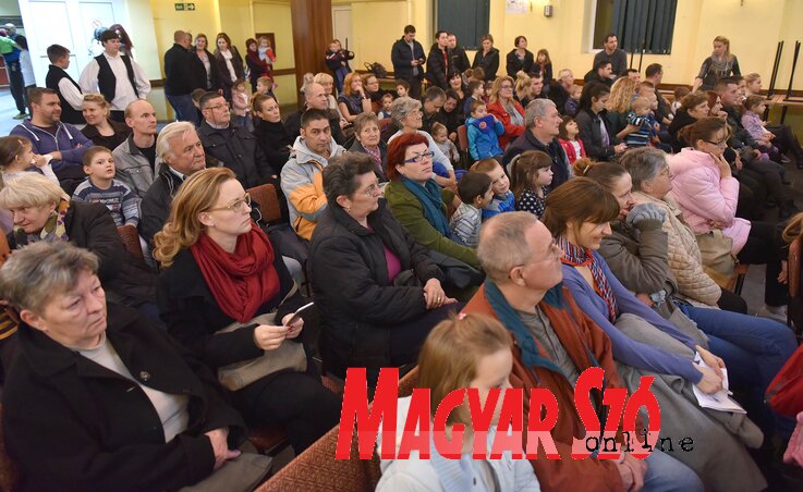 Az ünnepségsorozat megmozgatta az újvidéki magyarságot (Ótos András felvétele) Az ünnepségsorozat megmozgatta az újvidéki magyarságot (Ótos András felvétele)