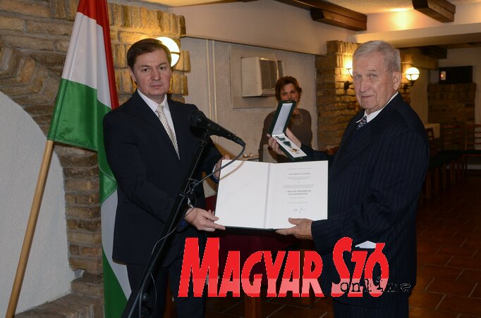 Dr. Babity János, Magyarország szabadkai főkonzulja adta át az állami kitüntetést a professzornak (Molnár Edvárd felvétele)