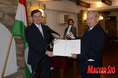Dr. Babity János, Magyarország szabadkai főkonzulja adta át az állami kitüntetést a professzornak (Molnár Edvárd felvétele)