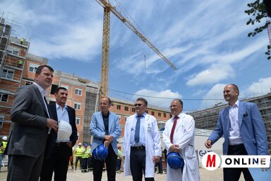 Igor Mirović az intézet vezetőségével (Dávid Csilla felvétele)