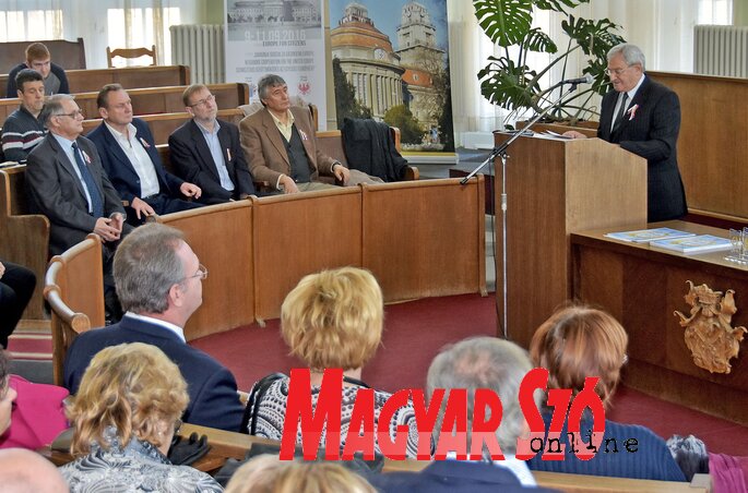 Király István szólt a tízéves tevékenységről (Gergely Árpád felvétele) Király István szólt a tízéves tevékenységről (Gergely Árpád felvétele)