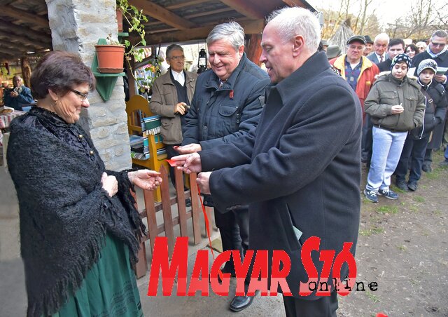 Szabó Magda, Ceglédi Rudolf és Hajnal Jenő a megnyitón (Gergely Árpád felvétele) Szabó Magda, Ceglédi Rudolf és Hajnal Jenő a megnyitón (Gergely Árpád felvétele)