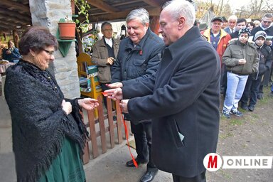 Szabó Magda, Ceglédi Rudolf és Hajnal Jenő a megnyitón (Gergely Árpád felvétele)