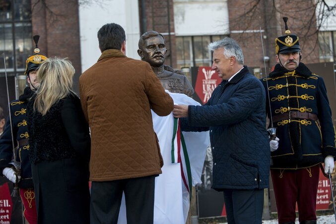 A szobor leleplezése (Fotó: MTI)