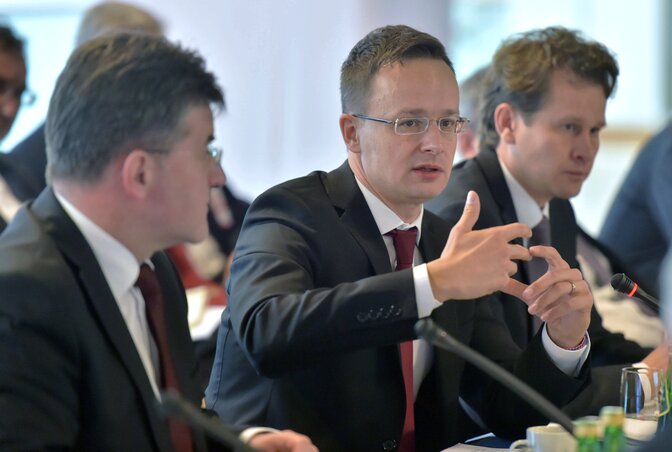 Szijjártó Péter a varsói külügyminiszteri találkozón, balról Miroslav Lajčák (Fotó: MTI)