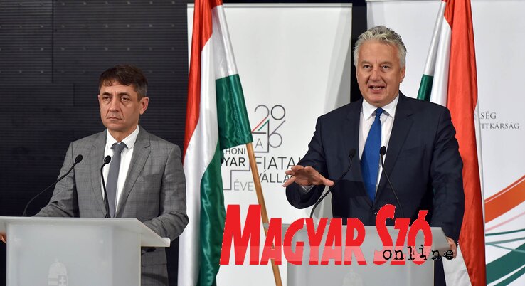 Semjén Zsolt beszél, mellette Potápi Árpád János (Ótos András felvétele) Semjén Zsolt beszél, mellette Potápi Árpád János (Ótos András felvétele)