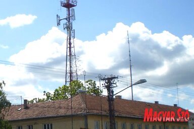 A Temerini Rádió épülete és antennarendszere (Góbor Béla felvétele)