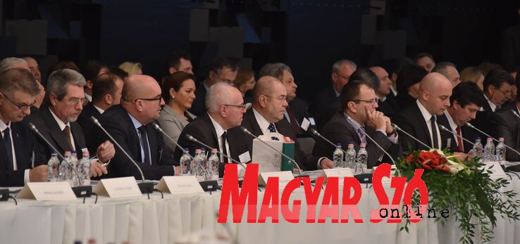A MÁÉRT résztvevőinek csoportja, középen Hajnal Jenő és Pásztor István (Ótos András felvétele) A MÁÉRT résztvevőinek csoportja, középen Hajnal Jenő és Pásztor István (Ótos András felvétele)