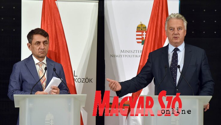 Semjén Zsolt (jobbról) és Potápi Árpád János sajtótájékoztatót tart (Ótos András felvétele) Semjén Zsolt (jobbról) és Potápi Árpád János sajtótájékoztatót tart (Ótos András felvétele)
