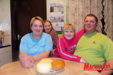 A Kis család apraja-nagyja kiveszi a részét a munkából