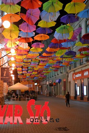 A színház utcája esernyővel borítva A színház utcája esernyővel borítva