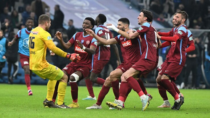 Az Annecy játékosai ünnepelnek a két tizenegyest kifogó Callensszel (Fotó: Franceinfo/AFP) Az Annecy játékosai ünnepelnek a két tizenegyest kifogó Callensszel (Fotó: Franceinfo/AFP)