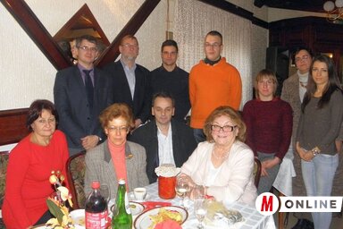 Az alapítvány kuratóriumának tagjai a támogatásban részesített diákokkal (Horváth Zsolt felvétele)