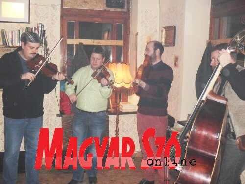 Muzsikálás a Cortex klubban  (Fotó: Lukács Melinda)