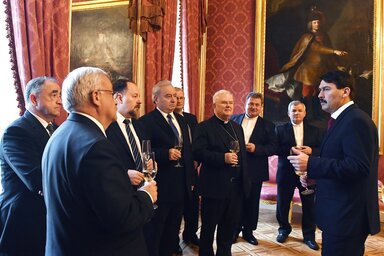 Áder János az egyházi vezetők társaságában (Fotó: MTI)