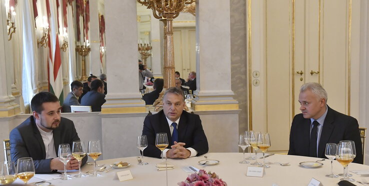 A határon túli püspökök tiszteletére ebédet adtak, a képen Dolinszky Gábor evangélikus püspökhelyettes, szabadkai lelkész, Orbán Viktor miniszterelnök és Zán Fábián Sándor kárpátaljai püspök (Fotó: MTI)