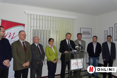 A Magyar Mozgalom pénteki szabadkai sajtótájékoztatóján ismertették az Ügyvivő Testület előző napi rendkívüli ülésén elfogadott határozatot (Lukács Enikő felvétele)