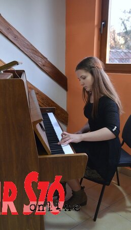 Noémi egy kishegyesi fellépésén (Lakatos János felvétele) Noémi egy kishegyesi fellépésén (Lakatos János felvétele)