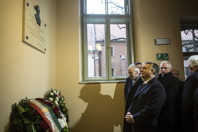Orbán Viktor koszorút helyezett el Wacław Felczak emléktáblájánál (Fotó: MTI)
