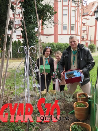 Horváth-Militicsi Szabolcs leányaival, Violával és Kingával a földadománymintákat rendszerezi (Fotó: Stanyó Tóth Gizella, cserkészalbum) Horváth-Militicsi Szabolcs leányaival, Violával és Kingával a földadománymintákat rendszerezi (Fotó: Stanyó Tóth Gizella, cserkészalbum)
