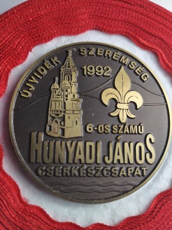 Emlékérmüket a nemrégen elhunyt neves újvidéki vésnök, Horváth József készítette ajándékba (Fotó: Stanyó Tóth Gizella, cserkészalbum) Emlékérmüket a nemrégen elhunyt neves újvidéki vésnök, Horváth József készítette ajándékba (Fotó: Stanyó Tóth Gizella, cserkészalbum)