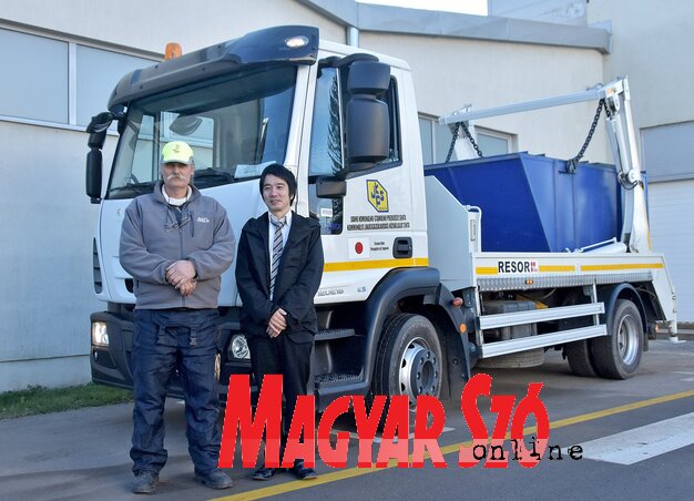 Masayoshi Yamato, a nagykövetség első titkára megtekintette az új járművet is (Gergely Árpád felvétele)