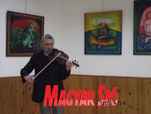Miroslav Jovančić szóban, majd zenével köszöntötte a bácskossuthfalvi közönséget (Herceg Elizabetta felvétele) Miroslav Jovančić szóban, majd zenével köszöntötte a bácskossuthfalvi közönséget (Herceg Elizabetta felvétele)