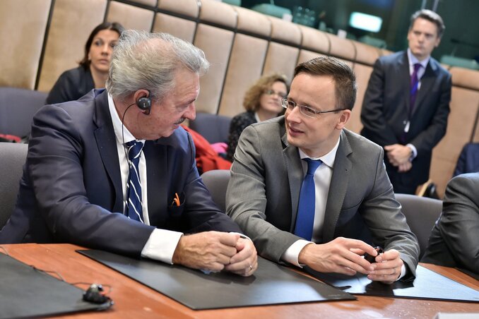Szijjártó Péter a találkozó szünetében Magyarország „ügyeletes bírálójával”, Jean Asselborn luxemburgi külügyminiszterrel beszélget (Fotó: MTI)