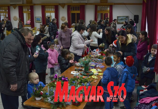A tavalyi karácsonyi kirakodóvásár kavalkádja (Lakatos János felvétele) A tavalyi karácsonyi kirakodóvásár kavalkádja (Lakatos János felvétele)