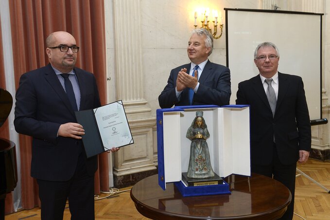 Brenzovics László az elismeréssel a kezében, jobbról Semjén Zsolt miniszterelnök-helyettes és Dobos Menyhért, a Duna Médiaszolgáltató Nonprofit Zrt. vezérigazgatója (Fotó: MTI) Brenzovics László az elismeréssel a kezében, jobbról Semjén Zsolt miniszterelnök-helyettes és Dobos Menyhért, a Duna Médiaszolgáltató Nonprofit Zrt. vezérigazgatója (Fotó: MTI)
