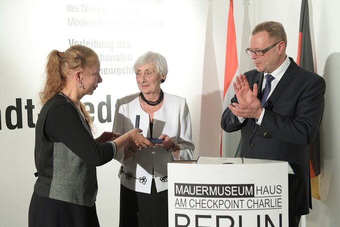 Gyenes Judith, Maléter Pál özvegye átveszi az emlékérmet Alexandra Hildebrandttól és Michael Stübgen német parlamenti képviselőtől (Fotó: MTI)